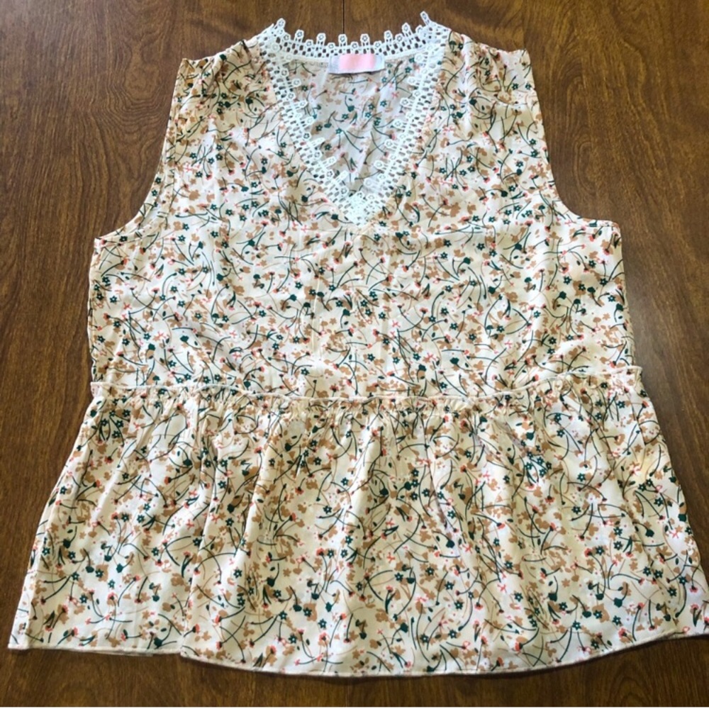 🌟 3/$15 C+D+M floral frilly sleeveless top size M